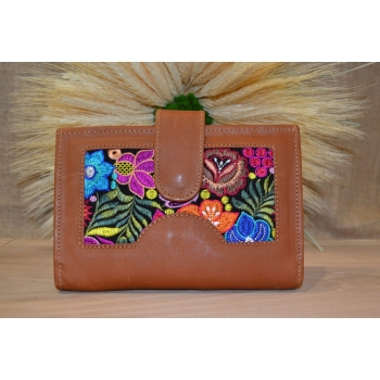 Portfel notatnik skórzany brązowa z kwiatowym kolorowym haftem .